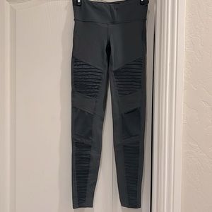 Alo, Motto leggings